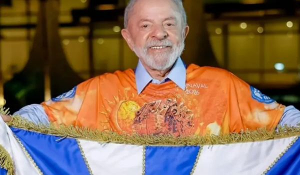 Presidente de escola que homenageou Lula esteve duas vezes no Planalto antes do desfile