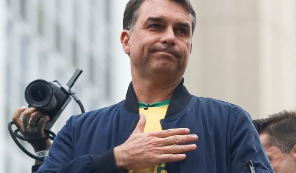Propaganda de Flávio Bolsonaro vai ao ar sem áudio, enquanto programa de Lula é exibido normalmente nesta segunda (12)