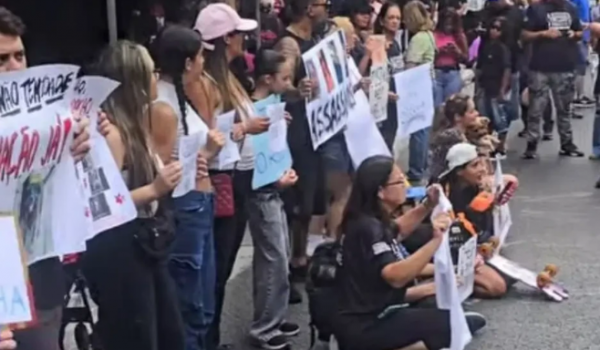 Protesto em SP pede justiça por Orelha e cobra redução da maioridade penal
