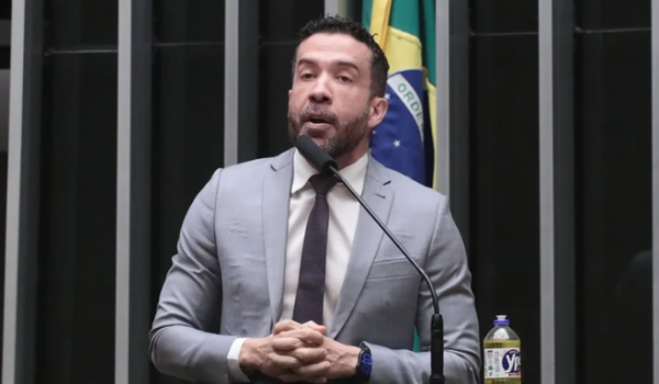 PT avalia novos nomes como André Janones como opção para disputa ao governo de Minas em 2026