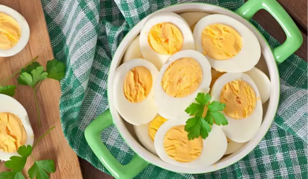 Quanto tempo ovo cozido pode ficar na geladeira? armazenamento correto evita riscos à saúde