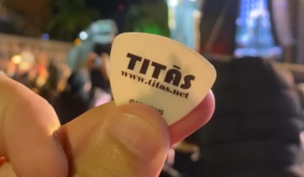 Rapaz faz surpresa para fã de Titãs que queria palheta: 