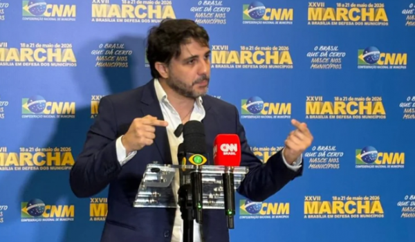 Renan Santos chama Eduardo Bolsonaro de 
