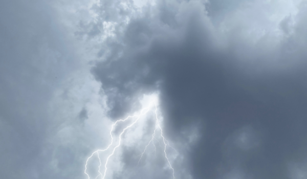 Goiás entra em alerta para risco de tempestades com chuva intensa e ventos fortes nesta segunda-feira