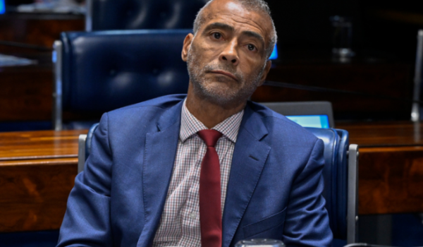 Romário devolve salário aos cofres públicos após atuar como comentarista na Copa
