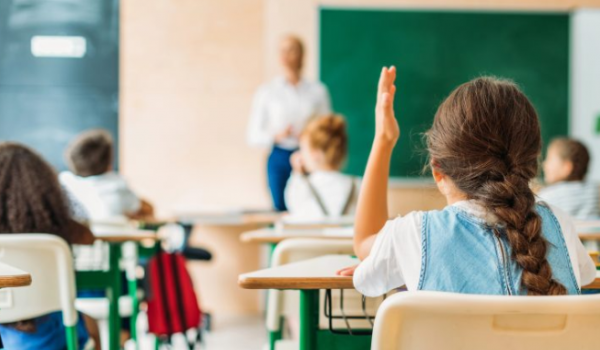 Governo sanciona lei que eleva piso dos professores para R$ 5,1 mil