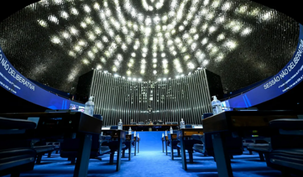 Senado aprova projeto que endurece penas para crimes sexuais contra crianças na internet e com uso de IA