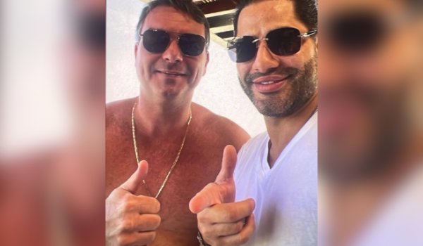Flávio Bolsonaro diz que foto ao lado de investigado foi criada por inteligência artificial