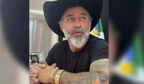 Prefeito de direita se desculpa após filha petista de 16 anos relatar hostilidade por posicionamento político