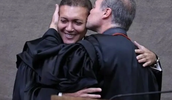 Nunes Marques e André Mendonça tentam se distanciar de Flávio após carta sobre eleições
