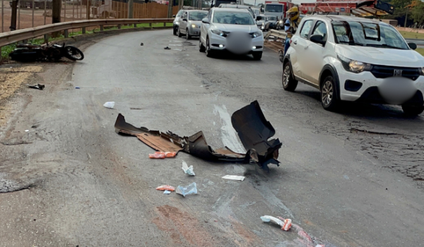 Motociclista tem as pernas esmagadas por carreta em grave acidente no trevo de Rio Verde