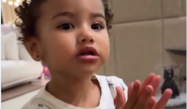 Filha de Neymar encanta seguidores ao aparecer torcendo pelo pai nas redes soc iais