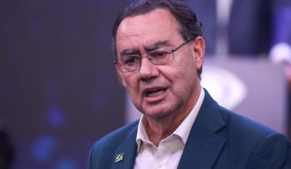 Augusto Cury surpreende, chega a 45% e aparece à frente de Lula em cenário de segundo turno