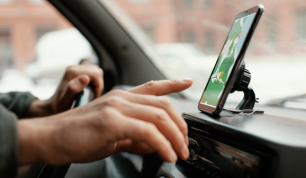 Tem adesivo de candidato no Uber? TSE proíbe propaganda eleitoral em carros de aplicativo