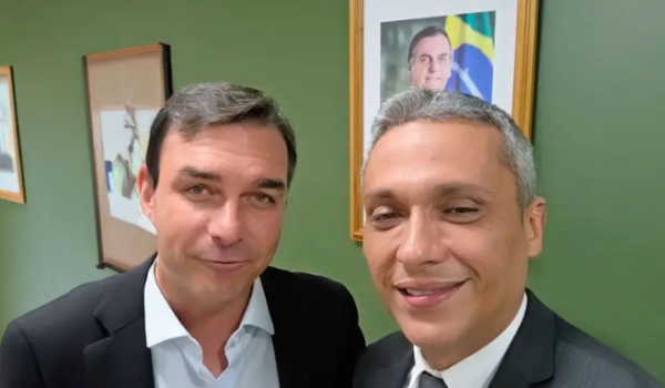 Justiça Eleitoral mantém suspensa propaganda de Gayer com Flávio Bolsonaro acima do limite permitido