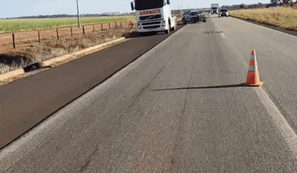 Carreta tomba na BR-060 em Jandaia após condutor passar 21 horas dirigindo sem parar