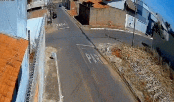 Carreta invade cruzamento, arrasta motocicleta e condutor tem ferimentos leves em Jataí
