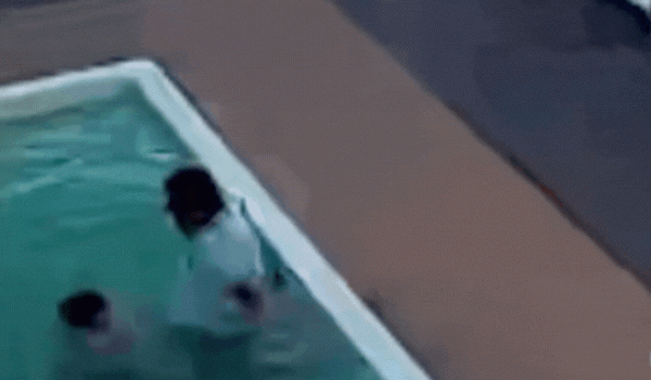 Pai resgata filhos após queda em parte funda de piscina; momento é registrado por câmera