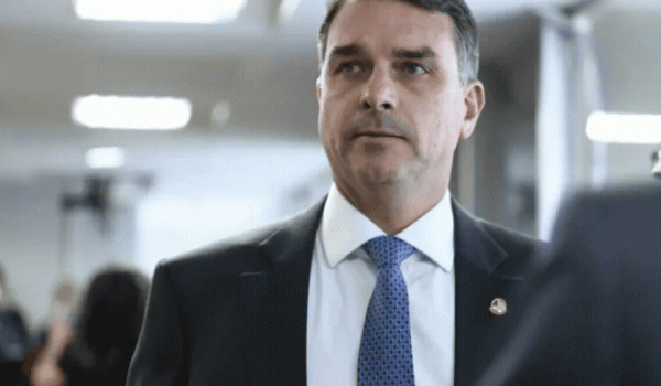 Flávio Bolsonaro é investigado pela PF em inquérito sobre financiamento do filme 'Dark Horse'