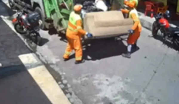 Mulher deixa sofá secando na porta e móvel é levado por garis; veja o desfecho da história