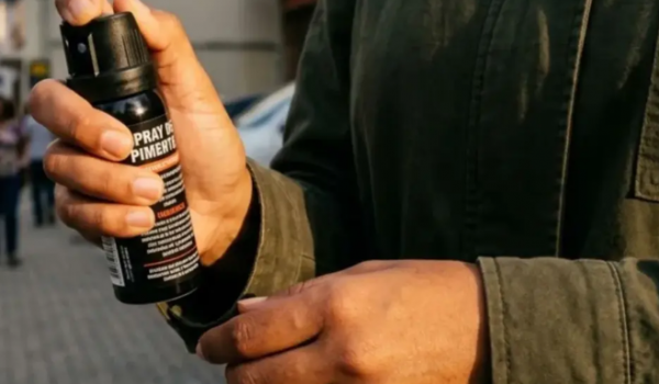 Mulheres passam a poder comprar spray de pimenta para defesa pessoal; veja o que muda com a nova lei