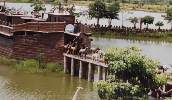 Túmulo com TV, celular e até comida chama atenção em Goiás e vira atração inusitada