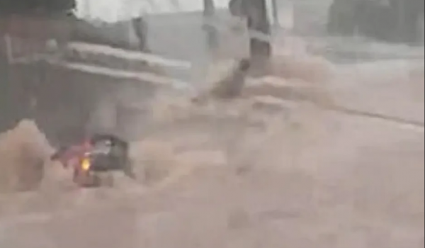 Temporal em Jataí alaga ruas, arrasta carro e acende alerta para novas chuvas