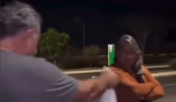Morador se revolta e entrega sacola com fezes para dona de cachorro