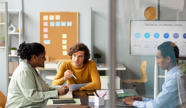 Volta ao regime CLT: mais da metade das pessoas que abriram seu próprio negócio querem retornar ao emprego formal