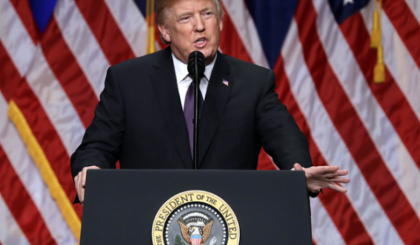 Trump volta a mirar o Canadá com tarifa de 35% e aumenta tensão comercial