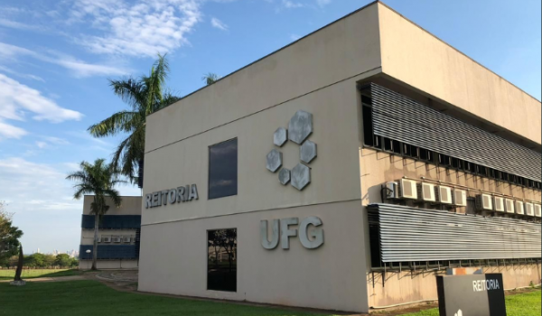 Flávio Bolsonaro propõe retirar universidades federais do MEC; ideia gera incertezas sobre financiamento