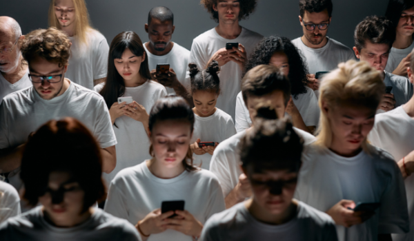 Jovens trocam partidos por redes sociais e reinventam a forma de fazer política