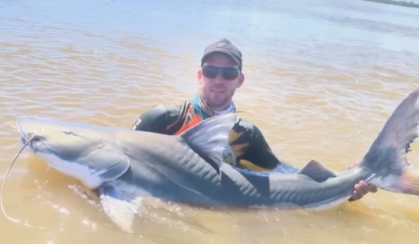 Pescador de Goiás captura piraíba gigante no Rio Araguaia 