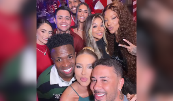 Virginia Fonseca e Vini Jr. posam juntos em evento de Natal em Goiânia