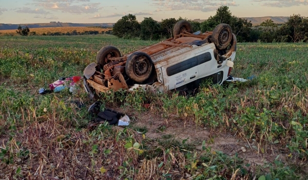 Carro lotado capota em rodovia de Goiás e mulher morre na hora 
