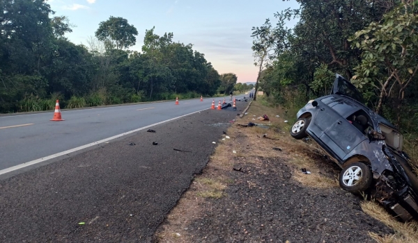 Carro bate em árvore na BR-153 e deixa um morto e três feridos em Mara Rosa 
