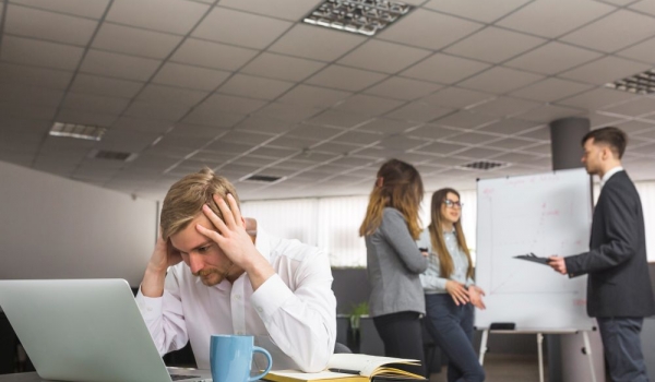 Ações estratégicas de Recursos Humanos são chave para bem-estar emocional em ambientes corporativos 