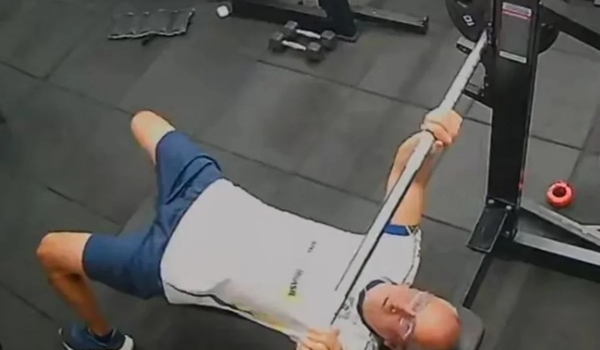 Homem morre em academia após barra cair sobre ele durante movimento conhecido como 