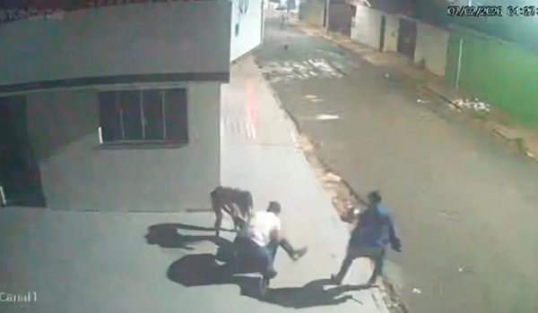 Defesa de suspeitos alega ameaça com simulacro em caso de jovem morto a facadas em Rio Verde