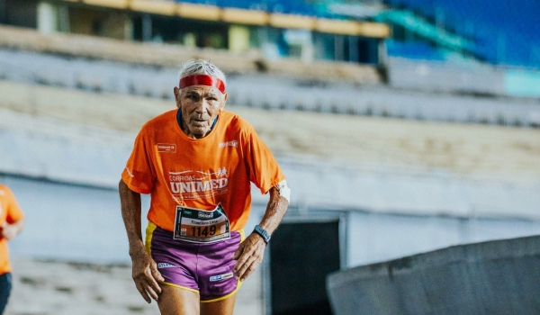 Idoso de 92 anos completa 10 km e impressiona em corrida