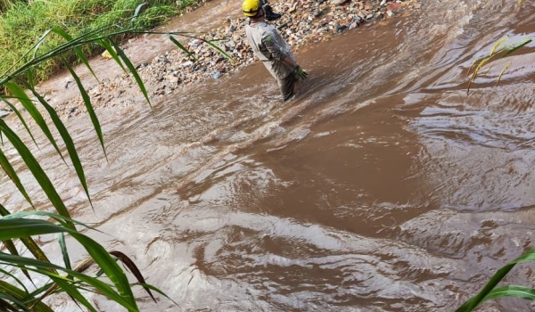 Bombeiros resgatam quatro jovens ilhados após cheia em Goiânia