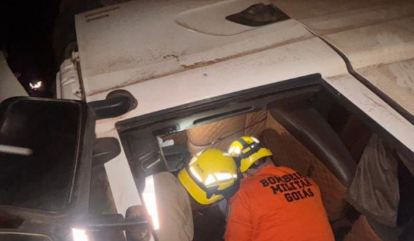 Carreta com soja tomba na GO-309 e deixa motorista preso