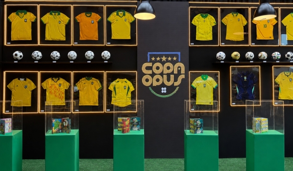 Exposição traz itens históricos do futebol e espaço para troca de figurinhas da Copa