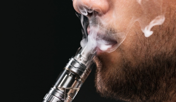 Vape expõe jovens a até seis vezes mais nicotina que o cigarro, alerta especialista