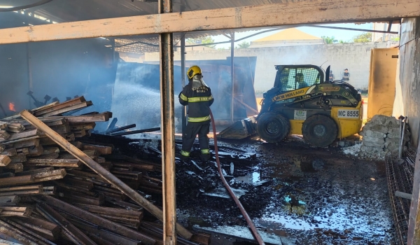 Incêndio em depósito mobiliza bombeiros e chama atenção em Goiânia