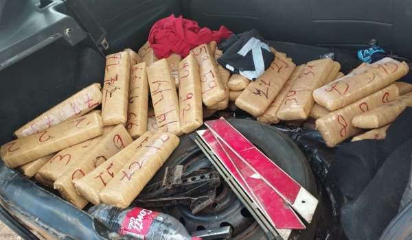 PRF apreende 52 kg de maconha escondidos em carro em Uruaçu
