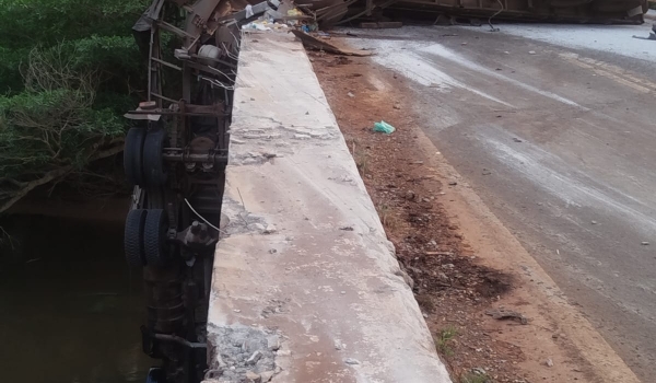 Caminhão tomba sobre ponte e deixa homem ferido em Jataí