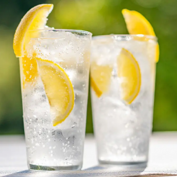 Água com gás faz bem? Especialistas explicam benefícios e quando evitar a bebida