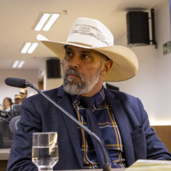 Alego analisa pedido para suspender ação penal contra Amauri Ribeiro; oposição reage