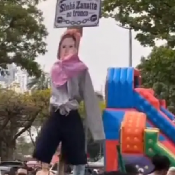 Boneco de deputada Júlia Zanatta é açoitado durante manifestação pró-Lula em Goiânia